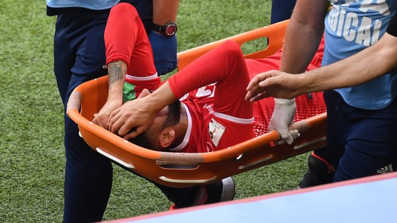 Der Tunesier Dylan Bronn wird verletzt vom Spielfeld getragen.