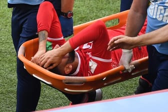 Der Tunesier Dylan Bronn wird verletzt vom Spielfeld getragen.