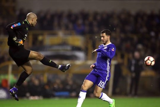 Auf gutem Weg bei seiner Genesung: Nigeria-Keeper Carl Ikeme (r.