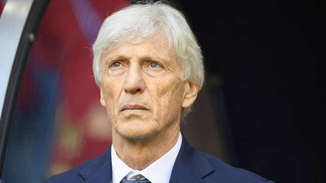 Kolumbiens Trainer José Pékerman stellt sein Team auf das Spiel gegen Polen ein. Kolumbiens Trainer José Pékerman stellt sein Team auf das Spiel gegen Polen ein.