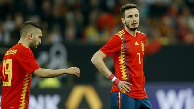 Kann den Trainerwechsel vor WM-Beginn nicht nachvollziehen: Spaniens Saul Niguez (r).