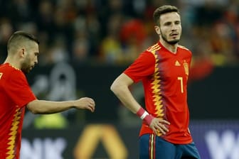 Kann den Trainerwechsel vor WM-Beginn nicht nachvollziehen: Spaniens Saul Niguez (r).