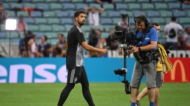 Sami Khedira geht vor dem Spiel gegen Schweden über den Platz.
