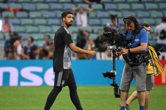 Sami Khedira geht vor dem Spiel gegen Schweden über den Platz.