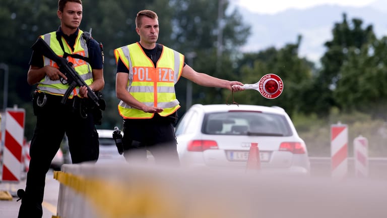 Kontrollstelle Kiefersfelden: Polizisten stoppen an der A93 Fahrzeuge, die aus Österreich nach Deutschland kommen.