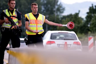 Kontrollstelle Kiefersfelden: Polizisten stoppen an der A93 Fahrzeuge, die aus Österreich nach Deutschland kommen.