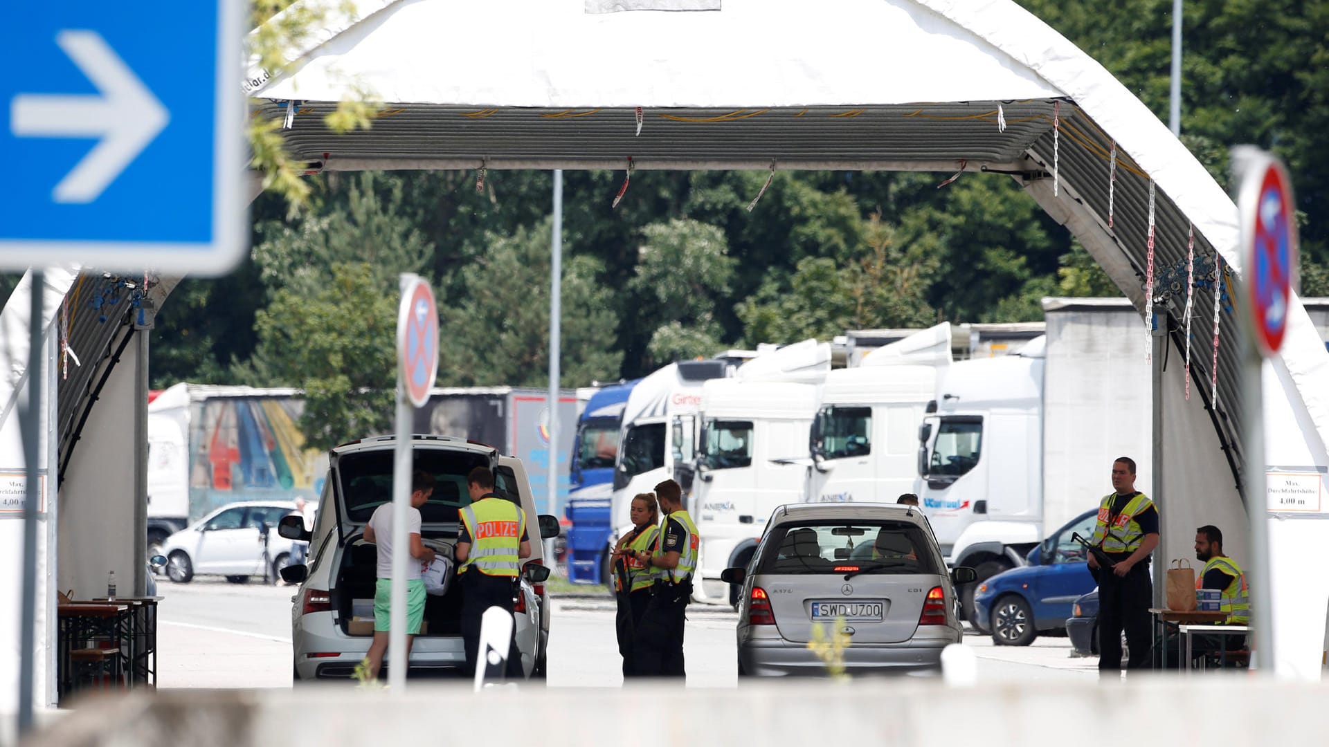 Kontrollen am Grenzübergang Kiefersfelden: Die meisten Übergänge an der mehr als 800 Kilometer langen deutsch-österreichischen Grenze sind unbewacht.