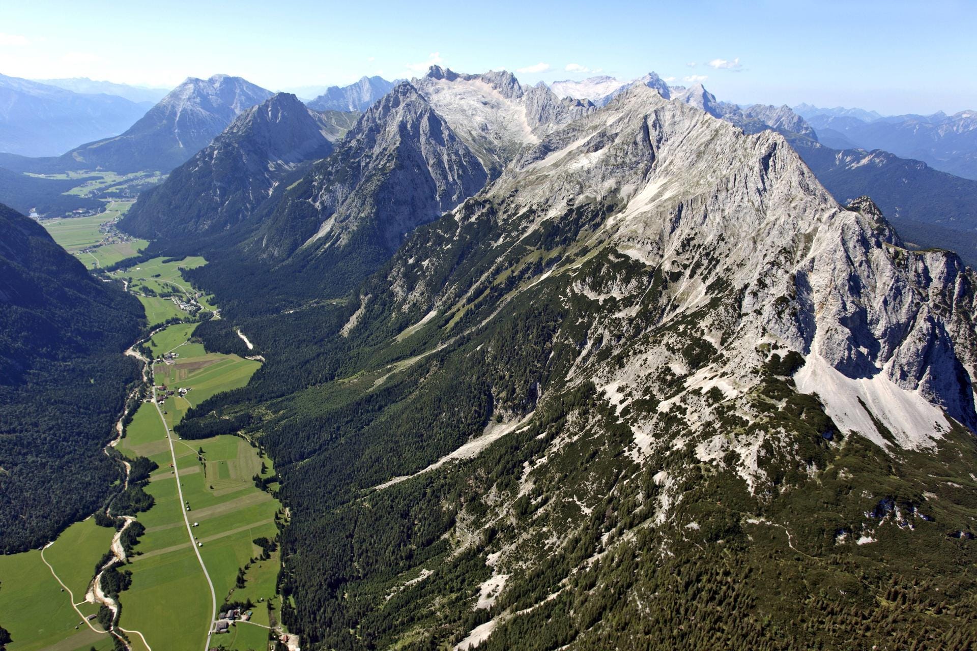 Blick auf die Wettersteinspitze in Tirol: Auf dem Grat löste sich ein Felsbrocken und brachte die Frau ins Straucheln.