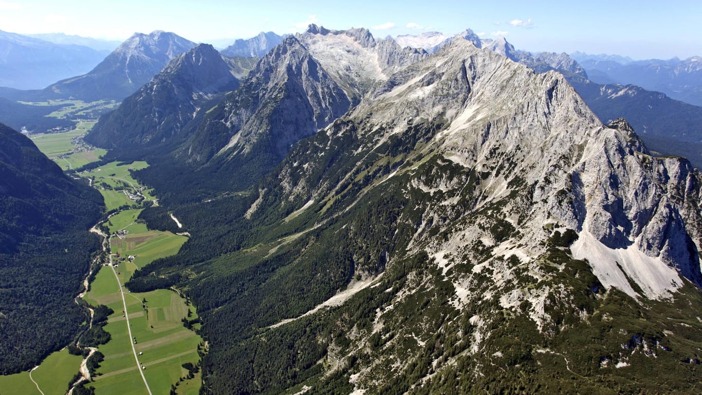 Blick auf die Wettersteinspitze in Tirol: Auf dem Grat löste sich ein Felsbrocken und brachte die Frau ins Straucheln.