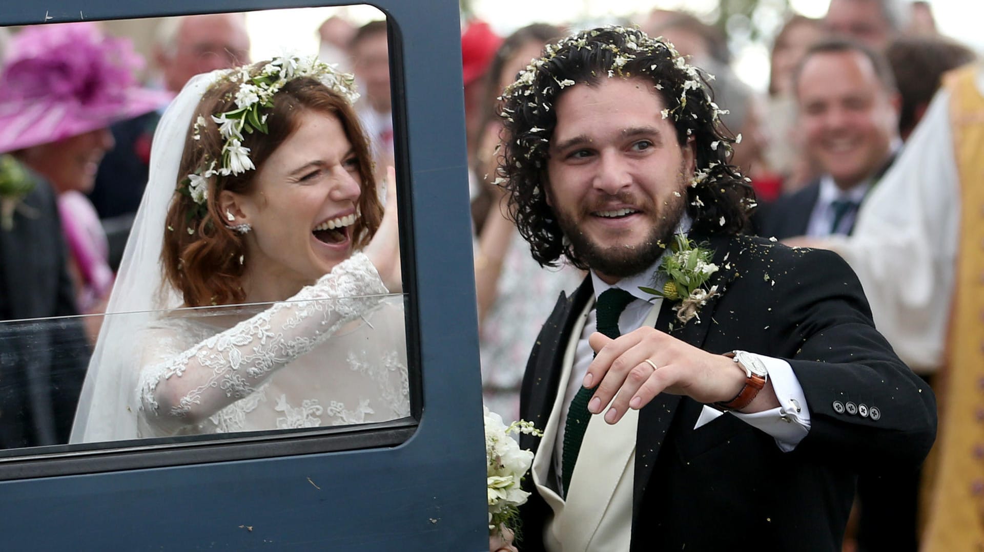 Strahlendes Brautpaar: Rose Leslie und Kit Harington heiraten in Schottland.