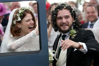 Strahlendes Brautpaar: Rose Leslie und Kit Harington heiraten in Schottland.
