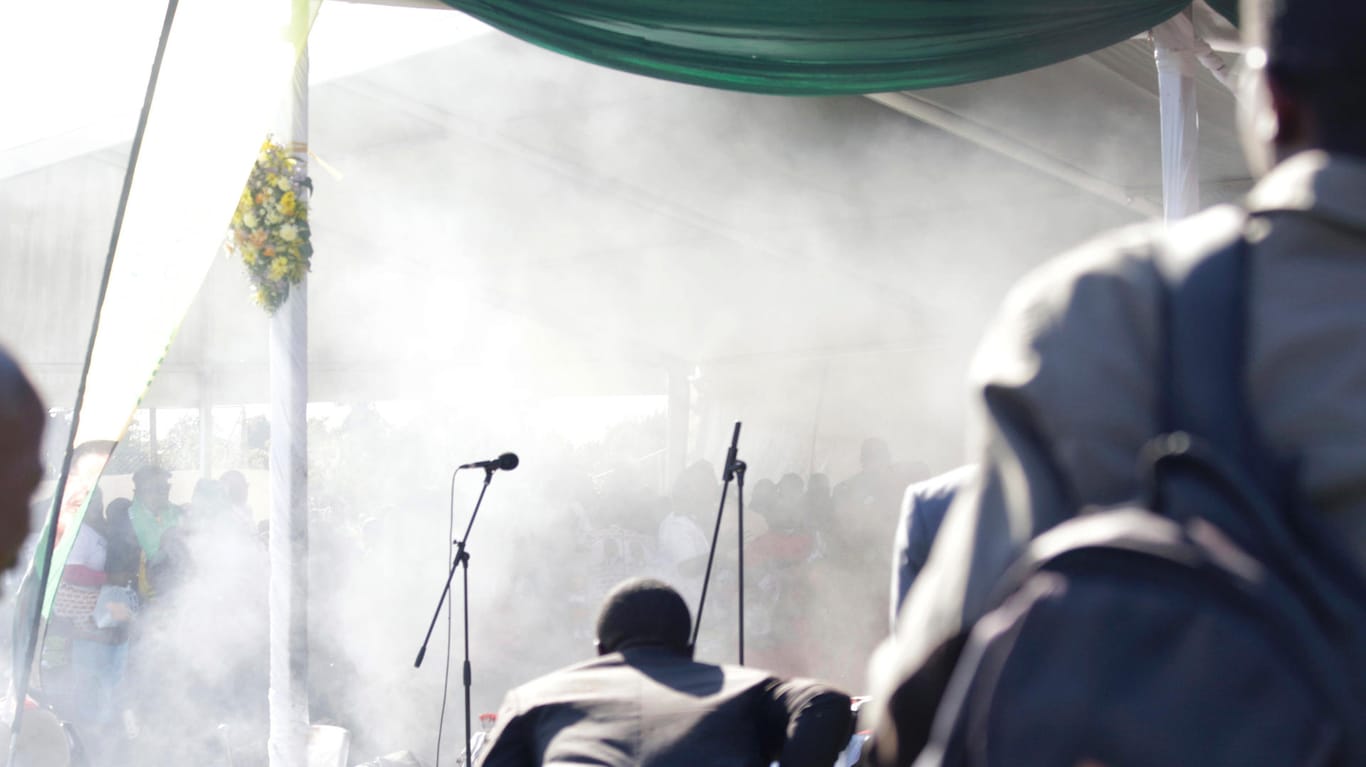 Nach einer Explosion vernebelt Rauch bei einer Wahlkampfveranstaltung des amtierenden Präsidenten Mnangagwa die Bühne: Der Staatschef ist nach Angaben seines Sprechers bei der Explosion unversehrt geblieben.