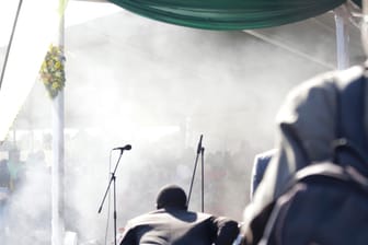 Nach einer Explosion vernebelt Rauch bei einer Wahlkampfveranstaltung des amtierenden Präsidenten Mnangagwa die Bühne: Der Staatschef ist nach Angaben seines Sprechers bei der Explosion unversehrt geblieben.