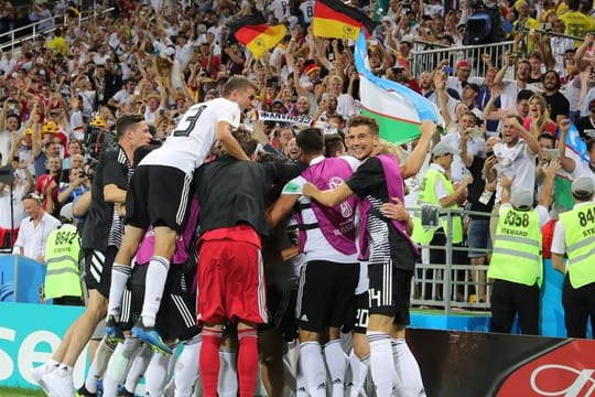 Die deutschen Spieler bejubeln den 2:1-Sieg über Schweden.
