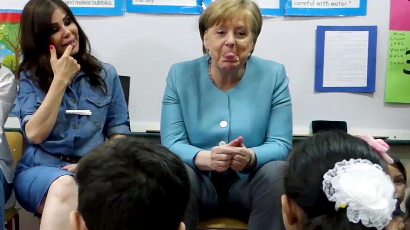 Kanzlerin zeigt Zunge: Angela Merkel (r.) beim Besuch einer Schule im Libanon am Samstag.