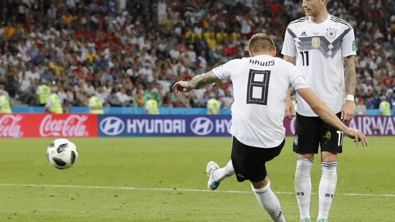 Toni Kroos (l) hat den Freistoß kurz ausgeführt und erzielt nach der Rückgabe von Marco Reus (r) das Tor zum 2:1-Endstand gegen Schweden.