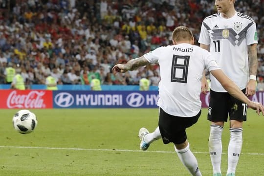 Toni Kroos (l) hat den Freistoß kurz ausgeführt und erzielt nach der Rückgabe von Marco Reus (r) das Tor zum 2:1-Endstand gegen Schweden.