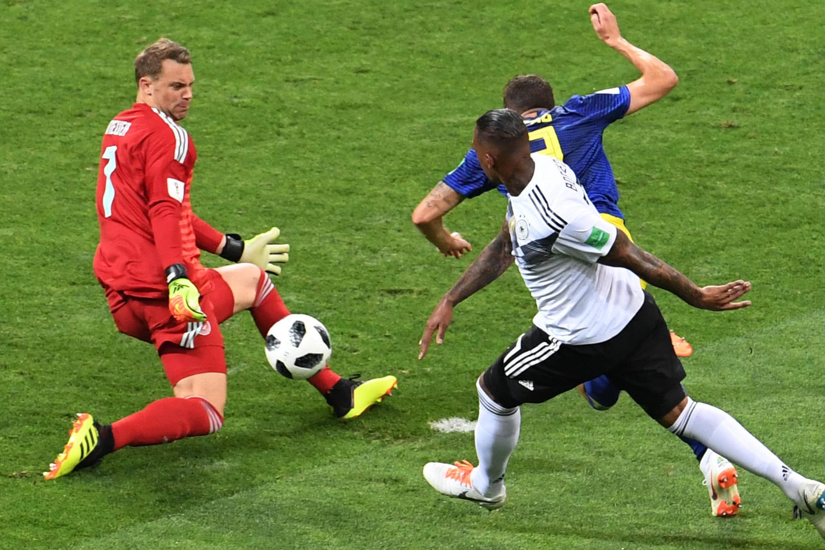 Manuel Neuer (l.) in Aktion: Auf den Torhüter war gegen die Schweden Verlass.