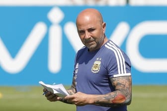 Argentiniens Trainer Jorge Sampaoli wird das Team um Messi auch gegen Nigeria betreuen.