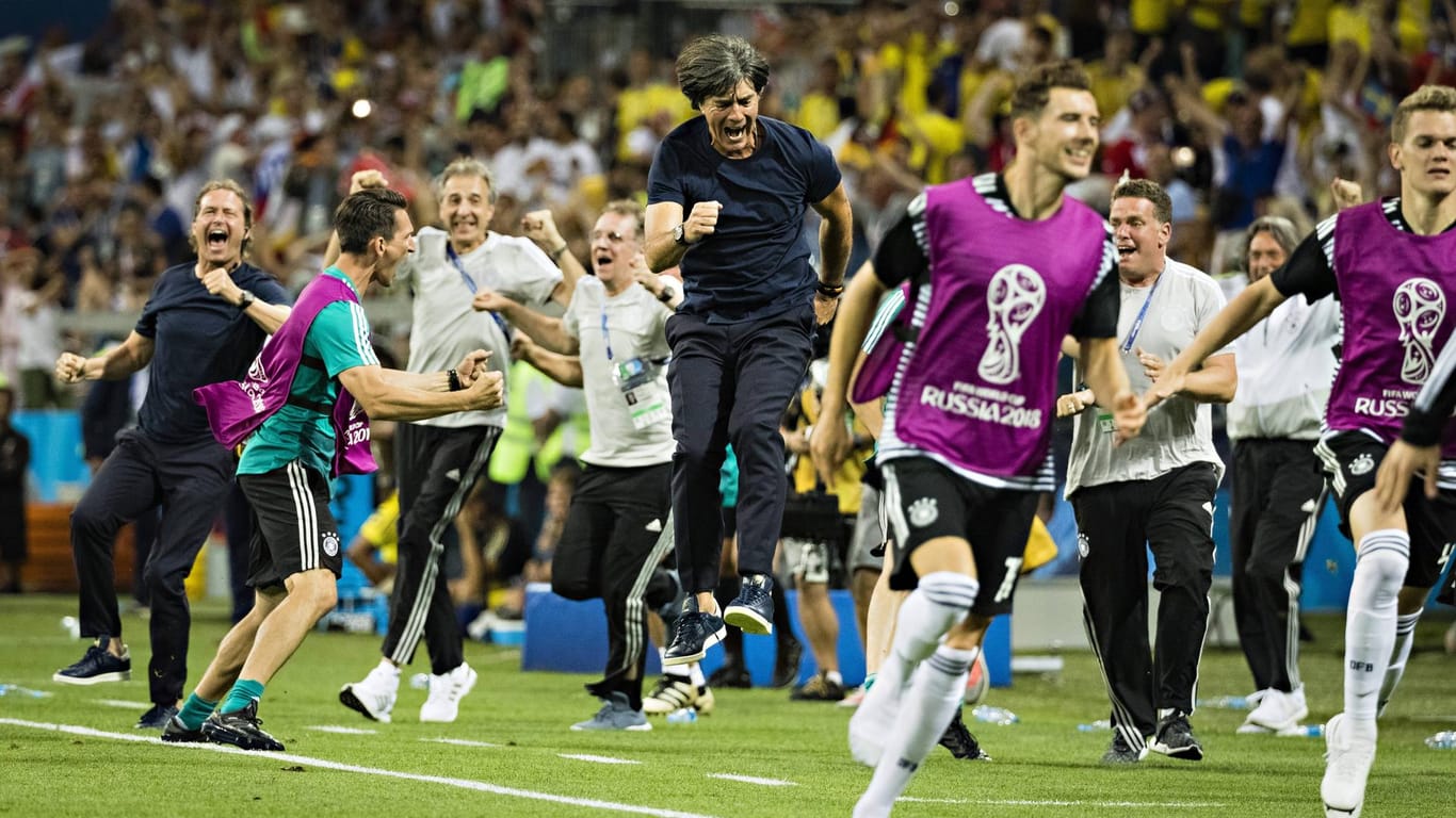 Jubel nach dem Siegtreffer: Bundestrainer Jogi Löw springt am höchsten, Betreuer und Ersatzspieler feiern mit.