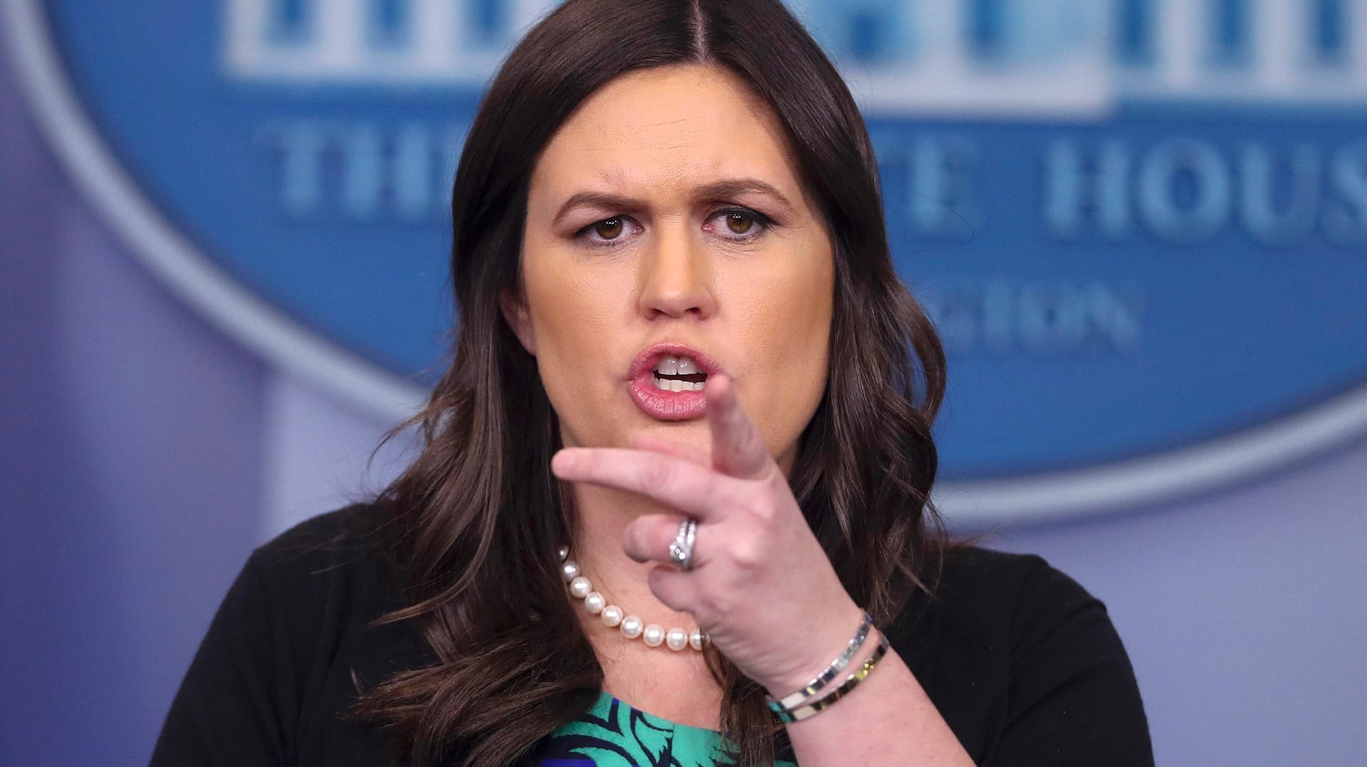 Sarah Huckabee Sanders: Die Pressesprecherin des Weißen Hauses ist wegen ihres Jobs aus einem Restaurant geflogen. Sarah Huckabee Sanders: Die Pressesprecherin des Weißen Hauses ist wegen ihres Jobs aus einem Restaurant geflogen.