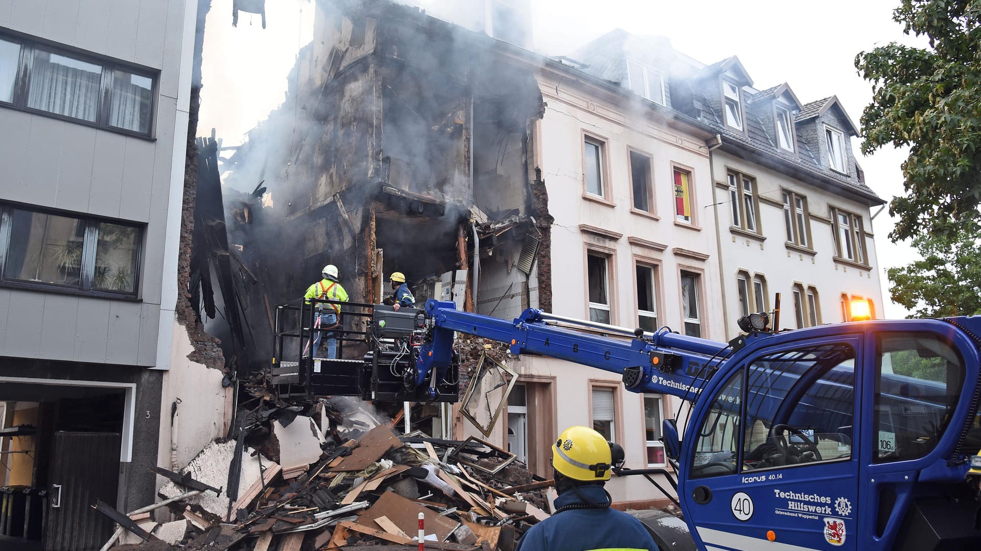 Die Trümmer eines Wohnhauses in Wuppertal: Bei einer Explosion in dem Gebäude sind mehrere Menschen verletzt worden. Die Trümmer eines Wohnhauses in Wuppertal: Bei einer Explosion in dem Gebäude sind mehrere Menschen verletzt worden.