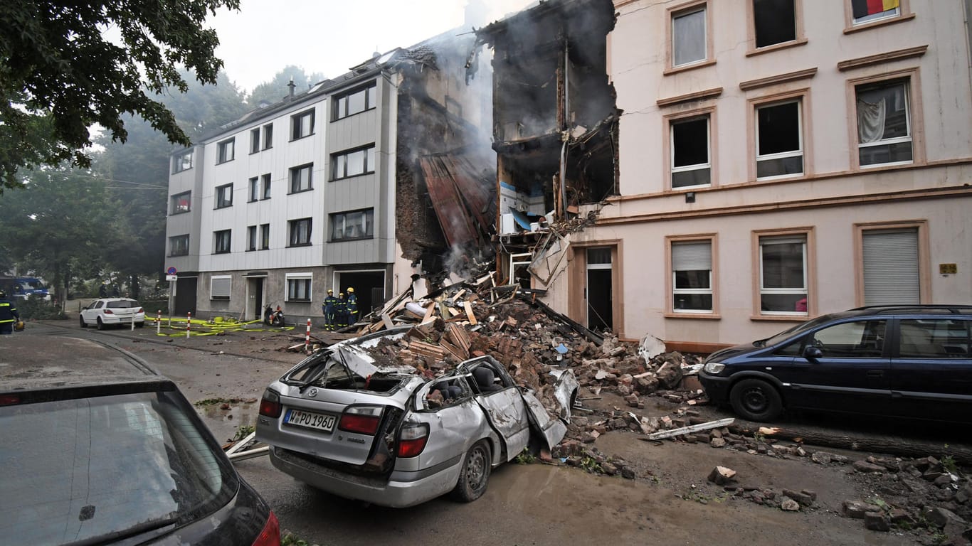 Ein Auto begraben von Trümmern: Die Ursache der Explosion in dem Wohnhaus ist noch unklar.