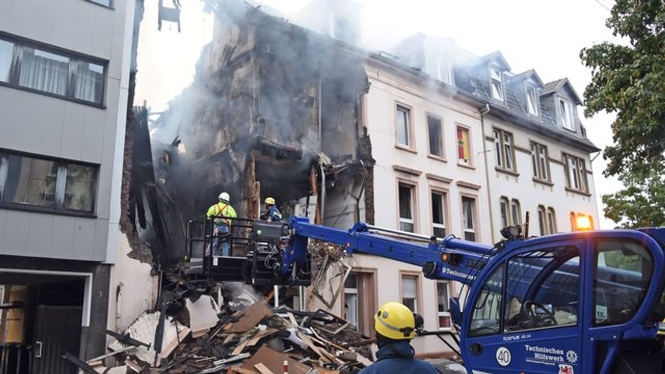 Das Technische Hilfswerk sichert die Reste des explodierten Wuppertaler Wohnhauses.