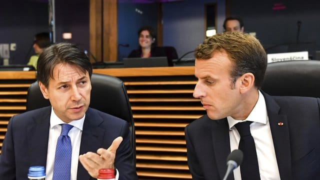 Giuseppe Conte (l) und Emmanuel Macron während des Sondertreffens in Brüssel. Giuseppe Conte (l) und Emmanuel Macron während des Sondertreffens in Brüssel.