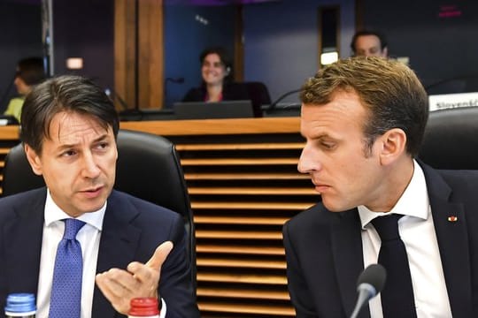 Giuseppe Conte (l) und Emmanuel Macron während des Sondertreffens in Brüssel.