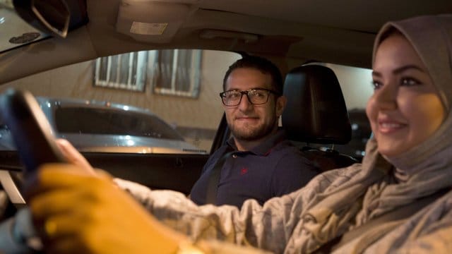 Historischer Moment: Wala Abu Nadschm fährt zum ersten Mal mit dem Wagen ihres Mannes Ammar Akelah durch die Straßen der Hauptstadt Riad. Historischer Moment: Wala Abu Nadschm fährt zum ersten Mal mit dem Wagen ihres Mannes Ammar Akelah durch die Straßen der Hauptstadt Riad.