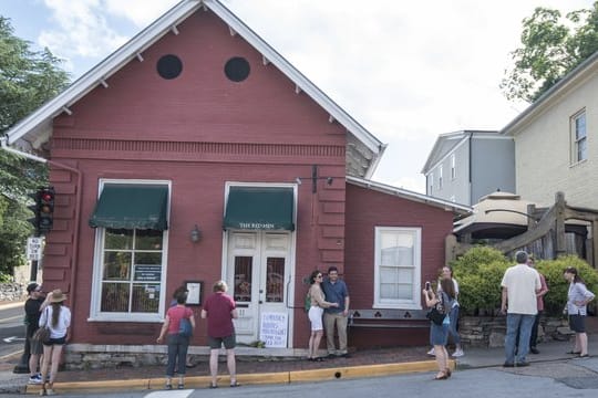 Hier gibt es für Trump-Mitarbeiter nichts zu essen: Sarah Sanders, die Sprecherin des US-Präsidenten, wurde aus dem Restaurant Red Hen hinauskomplimentiert.