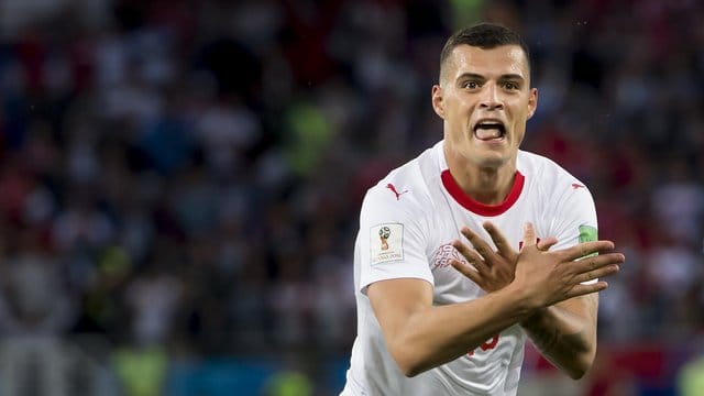 Auch der Schweizer Granit Xhaka hatte mit seinem Jubel die Serben provoziert. Auch der Schweizer Granit Xhaka hatte mit seinem Jubel die Serben provoziert.