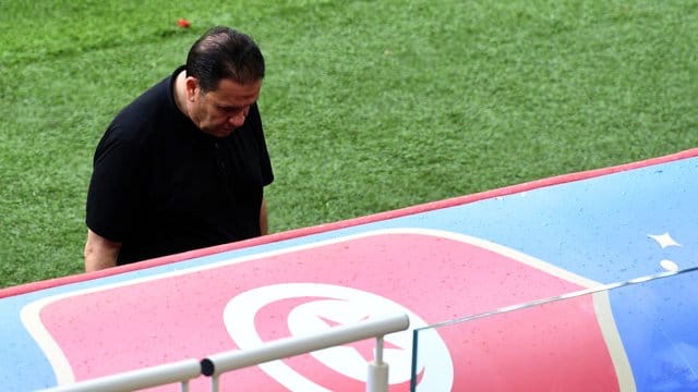 Vergoss Tränen während der Nationalhymne: Tuensiens Trainer Nabil Maaloul. Vergoss Tränen während der Nationalhymne: Tuensiens Trainer Nabil Maaloul.