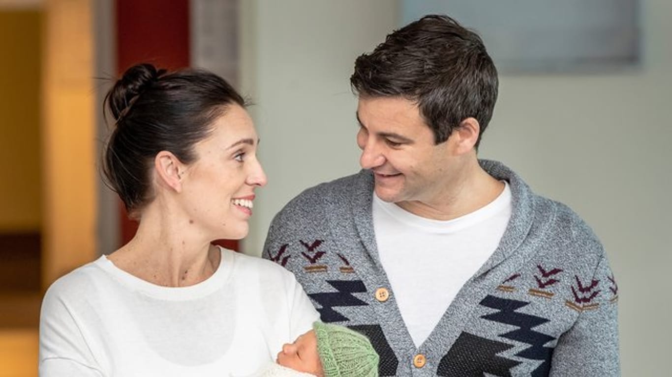 Jacinda Ardern und Clarke Gayford mit ihrer neugeborenen Tochter Neve Te Aroha Ardern Gayford.