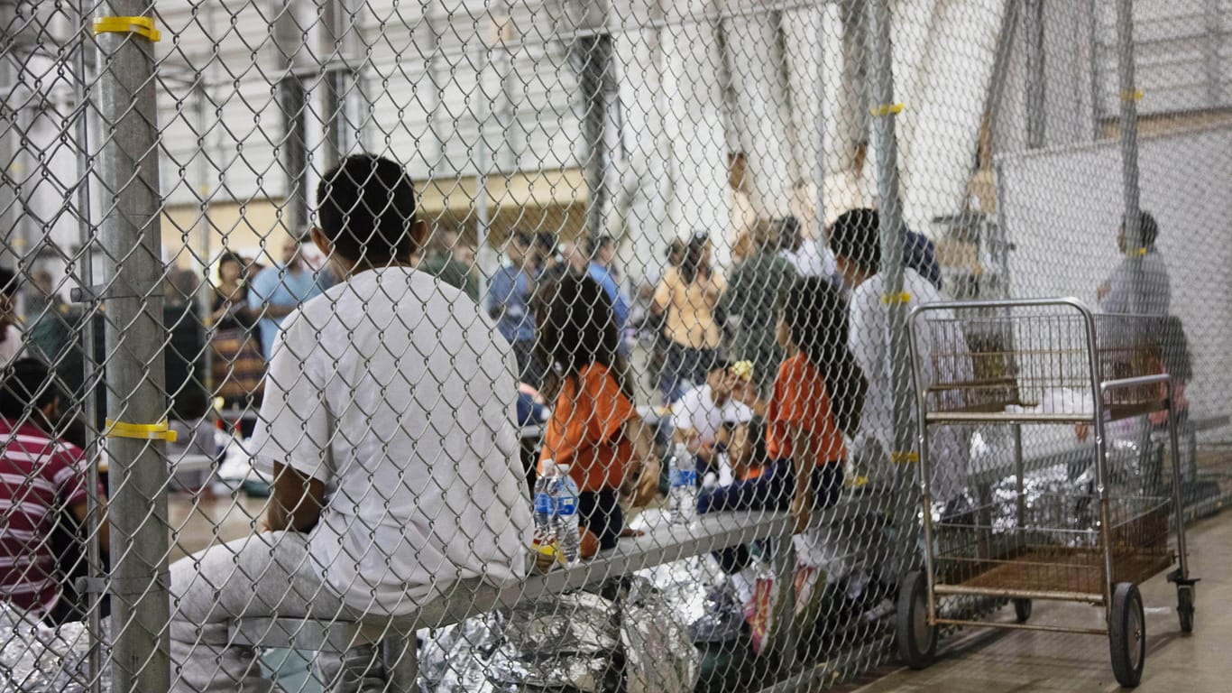 Migranten werden nach ihrem Grenzübertritt in den USA festgehalten: Die US-Behörden haben nun mehr als 500 Kinder an ihre Eltern zurückgegeben.