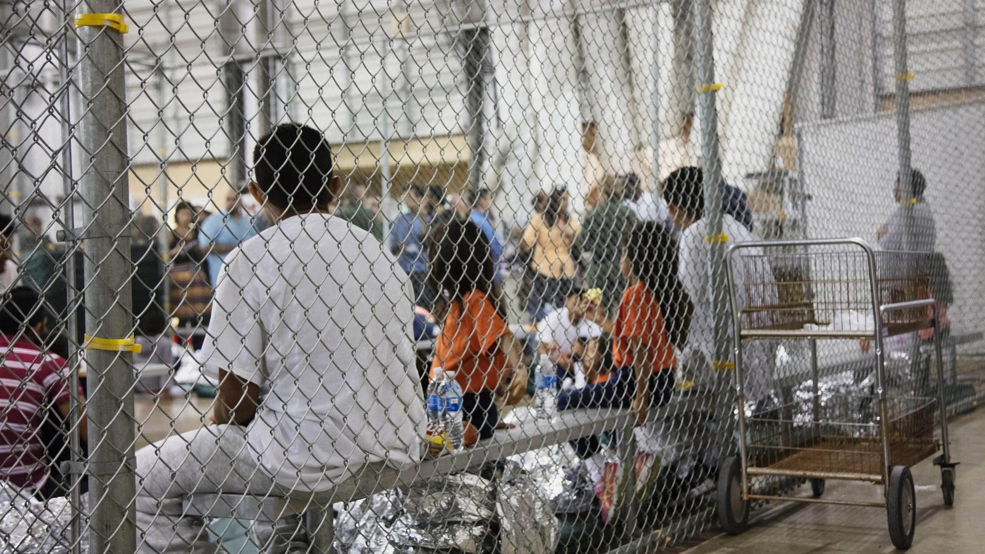 Migranten werden nach ihrem Grenzübertritt in den USA festgehalten: Die US-Behörden haben nun mehr als 500 Kinder an ihre Eltern zurückgegeben. Migranten werden nach ihrem Grenzübertritt in den USA festgehalten: Die US-Behörden haben nun mehr als 500 Kinder an ihre Eltern zurückgegeben.