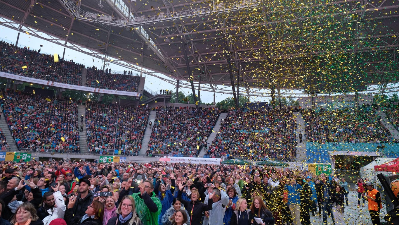 Konfettiregen: Den Fans in der fast ausverkauften Arena in Leipzig wird ein buntes Spektakel geboten.