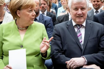 Angela Merkel und Horst Seehofer: Der Konflikt zwischen CDU und CSU nützt der Union in den Umfragen nicht.