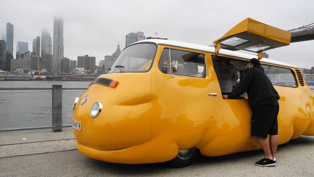 Erwin Wurm verbindet mit seinem Hotdog-Bus Kunst und Essen.