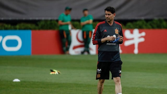 Spaniens Coach Fernando Hierro beim Training.