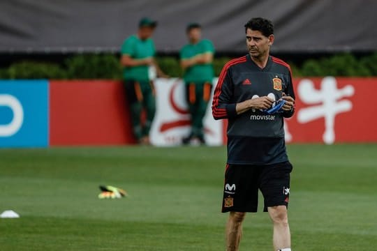 Spaniens Coach Fernando Hierro beim Training.