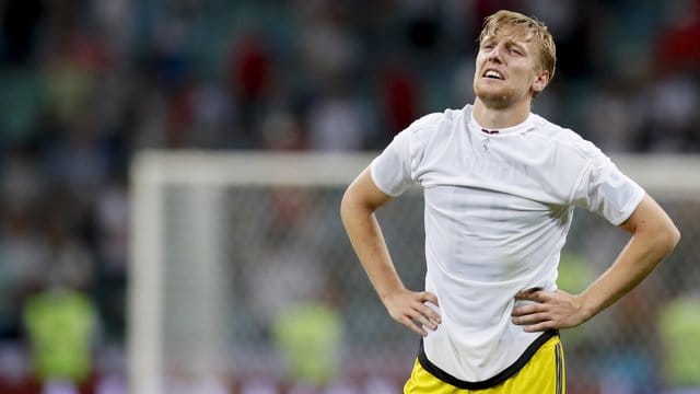 Schwedens Emil Forsberg steht nach dem späten Siegtor Deutschlands enttäuscht auf dem Platz. Schwedens Emil Forsberg steht nach dem späten Siegtor Deutschlands enttäuscht auf dem Platz.
