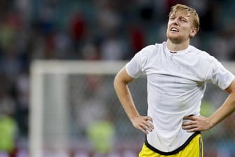 Schwedens Emil Forsberg steht nach dem späten Siegtor Deutschlands enttäuscht auf dem Platz.