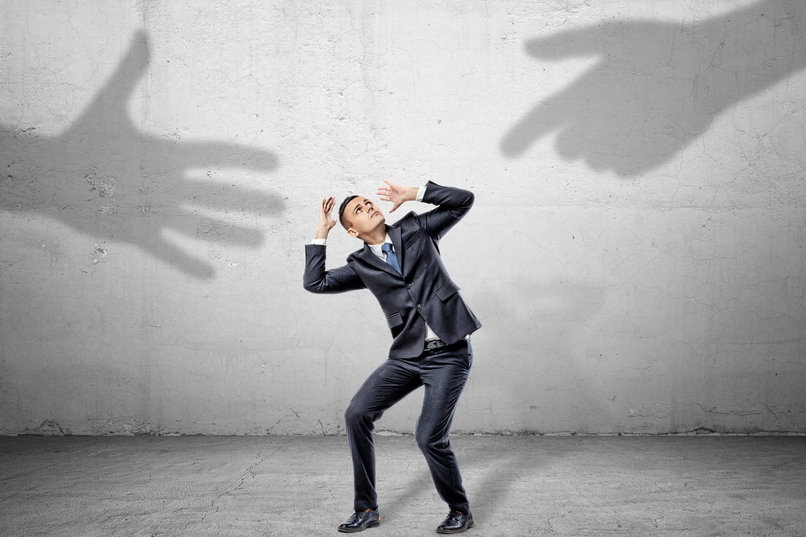 Geschäftsmann in Angst: Die Sorge vor Skandalen beschert der Versicherungsbranche ein neues Geschäft, den Schutz von Unternehmen gegen den Shitstorm. Geschäftsmann in Angst: Die Sorge vor Skandalen beschert der Versicherungsbranche ein neues Geschäft, den Schutz von Unternehmen gegen den Shitstorm.