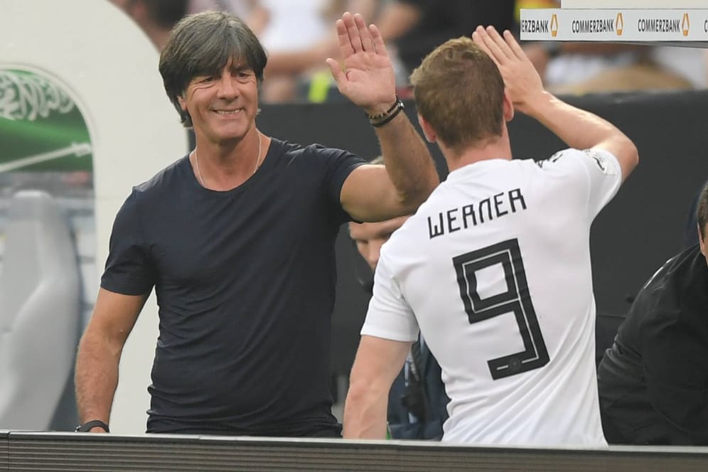 Abklatschen beim Testspiel in der WM-Vorbereitung: Bundestrainer Jogi Löw weiß, wie er Stürmer Timo Werner richtig einsetzen muss.