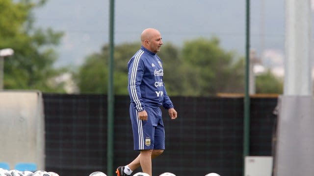 Argentiniens Trainer Jorge Sampaoli steht nach den ersten beiden Gruppenspielen unter starker Kritik.