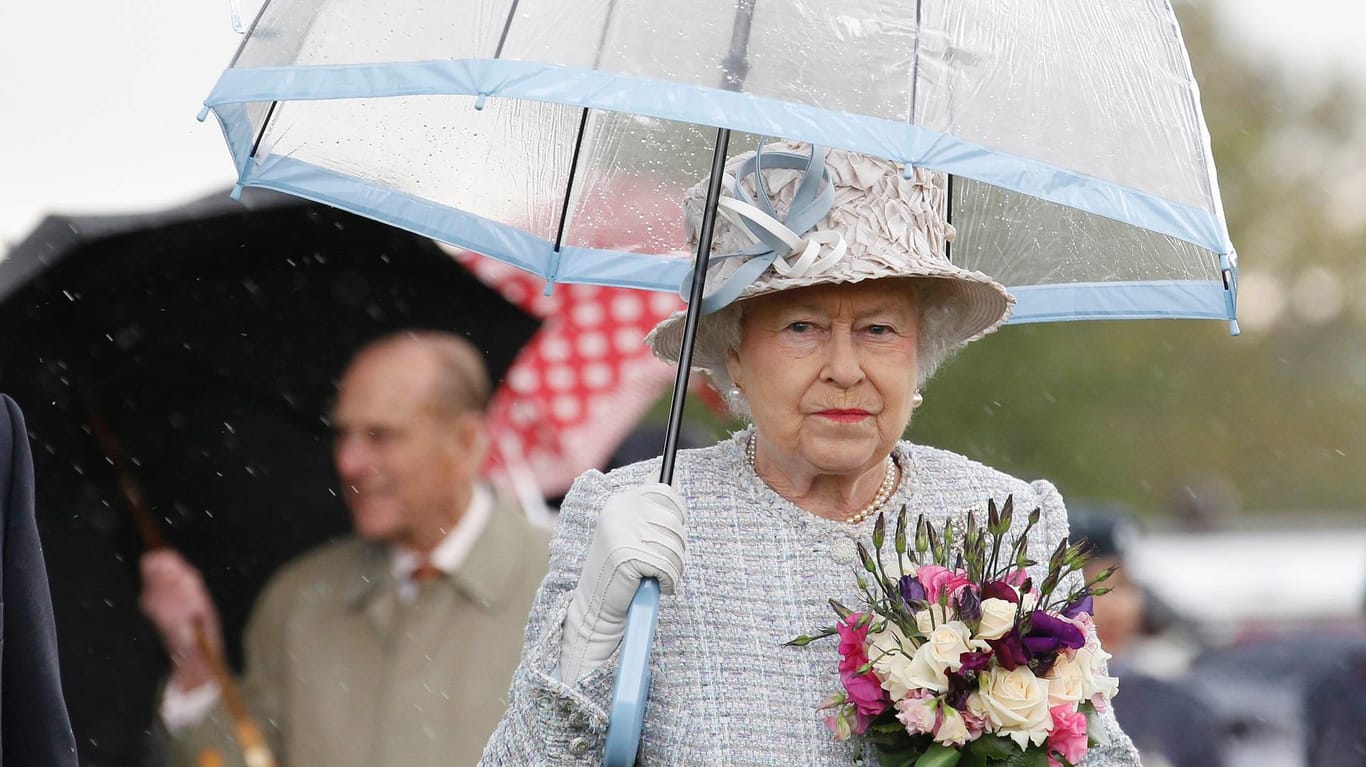 Mit Schirm, Charme und extravagantem Hut: Bei der Queen passt einfach alles.