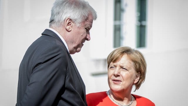 Merkel und Seehofer: Zwischen CDU und CSU läuft in der Asylfrage ein offener Machtkampf. Merkel und Seehofer: Zwischen CDU und CSU läuft in der Asylfrage ein offener Machtkampf.