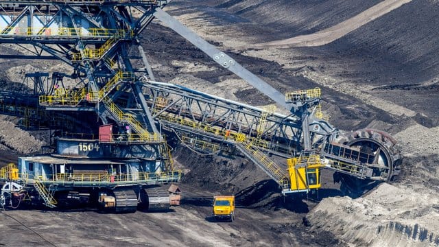 Ein riesiger Schaufelradbagger arbeitet im Braunkohletagebau Jänschwalde. Ein riesiger Schaufelradbagger arbeitet im Braunkohletagebau Jänschwalde.